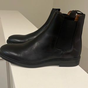 Black boot size 42/8.5 Men’s.